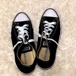 black low top converse!
